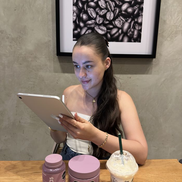 Eli revisando su tablet en la cafetería