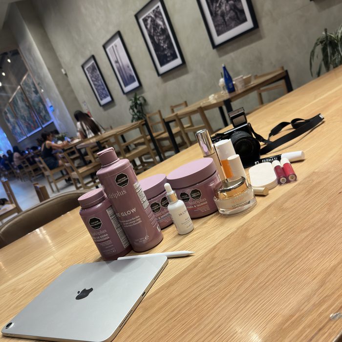 Eli con los productos sobre la mesa